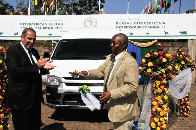 © 2017 AU-IBAR. Prof. Ahmed Elsawalhy (left) hands over the Toyota Minibus to Dr. Solomon Munyua (right).