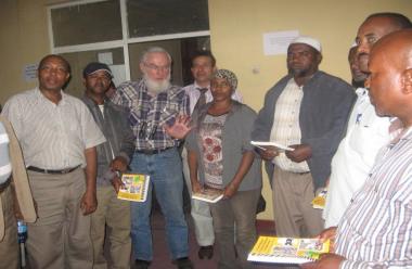  © 2014 AU-IBAR. Teaching livestock traders how to use the syndromic manual in Ethiopia.